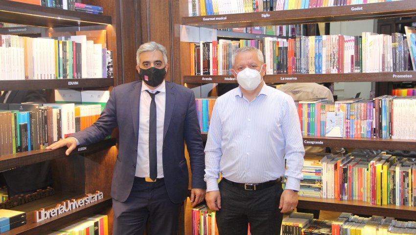 Franco Bartolacci y Luis Negretti en la Librería Universitaria, UNR.