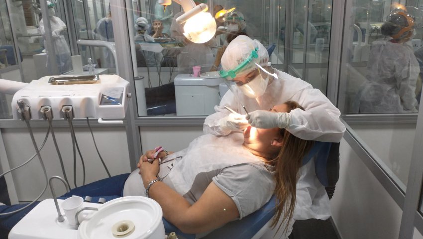 odontologo atiende a un paciente
