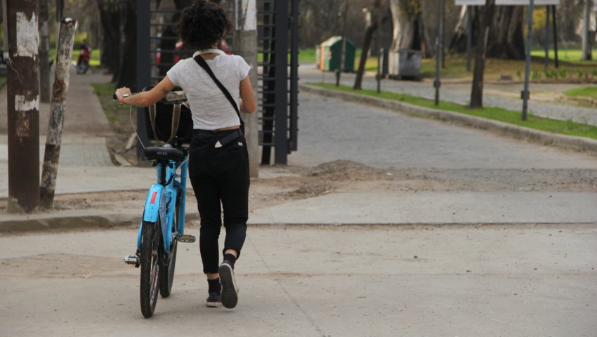 joven en bicicleta por la calle