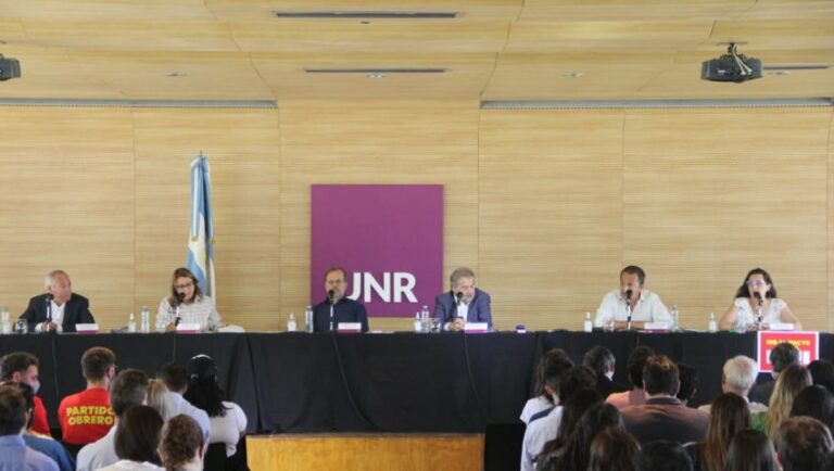 Lee más sobre el artículo Candidatas y candidatos a la Diputación debatieron en la UNR