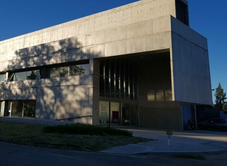 Lee más sobre el artículo Convocatoria obra pública “Reorganización Escuela Media – Edificio Innova – Área CUR”