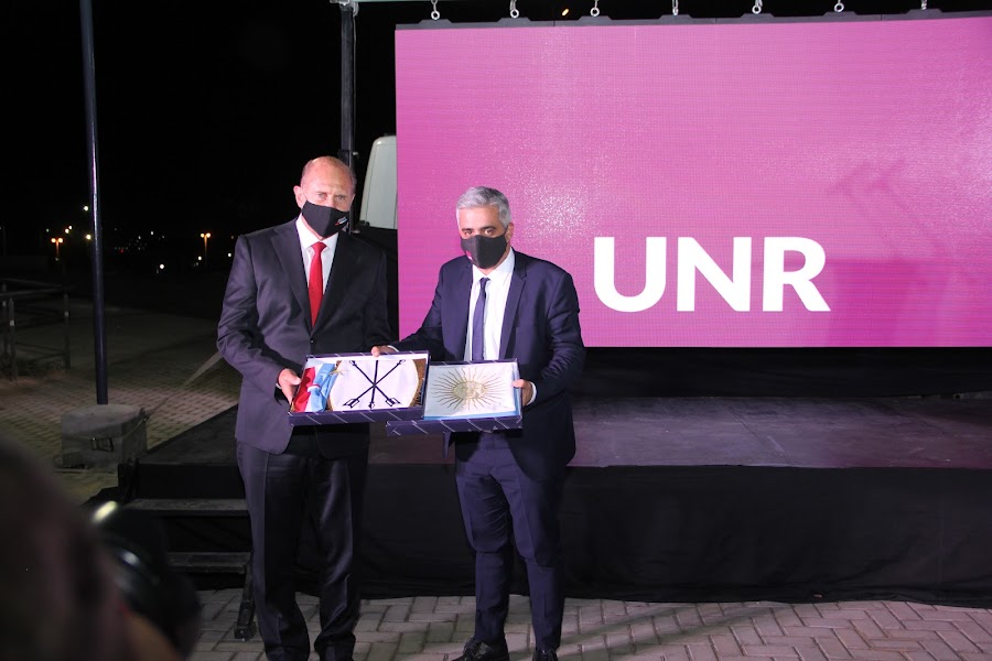 El Gobernador Perotti le obsequió dos banderas de ceremonia a la UNR.