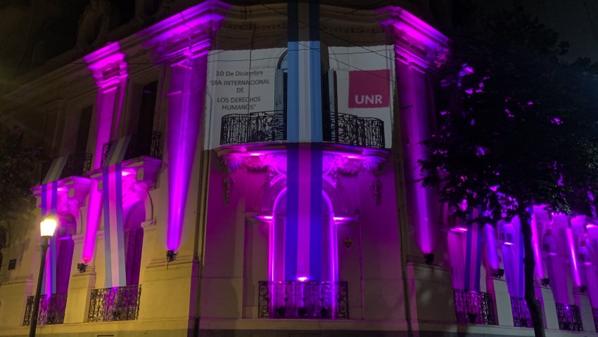 La UNR iluminó el frente del edificio de Rectorado por el día de los Derechos Humanos