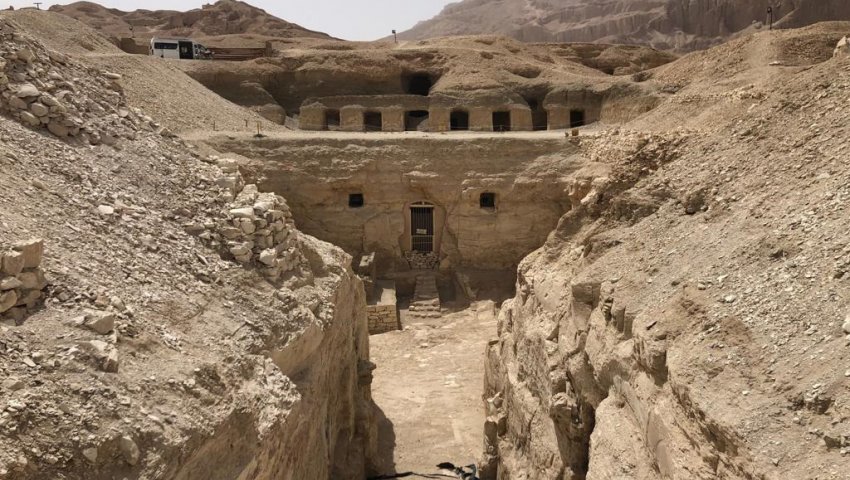El trabajo de excavación y documentación de la tumba del Visir Amen-Hotep Huy posee una importancia arqueológica, artística e histórica.