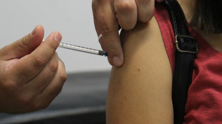 Cualquier miembro de la comunidad universitaria puede acceder a la vacunación.