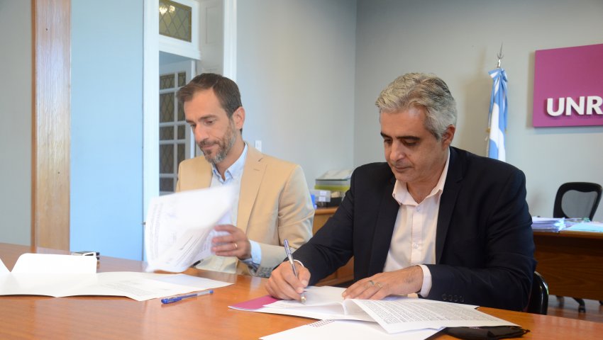 El Rector Franco Bartolacci y el intendente de Junín firmaron el convenio en la sede de la UNR.