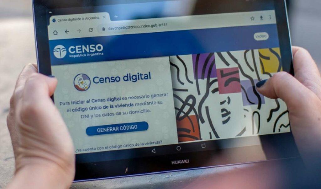 Tablet mostrando la web del Censo 2022.
