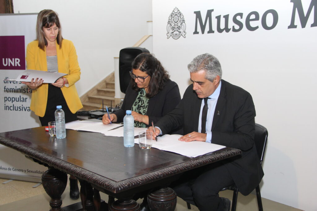 Franco Bartolacci y María Florencia Marinaro firmando un convenio para la puesta en marcha de la Diplomatura.