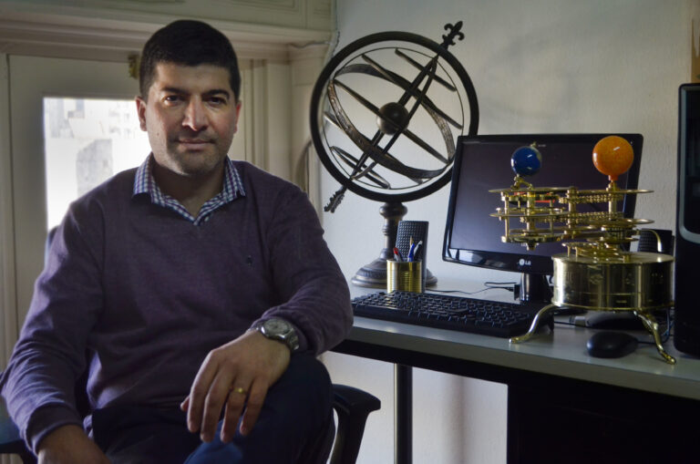 El Dr. En Física de la UNR Diego Sevilla investiga las estrellas de neutrones.