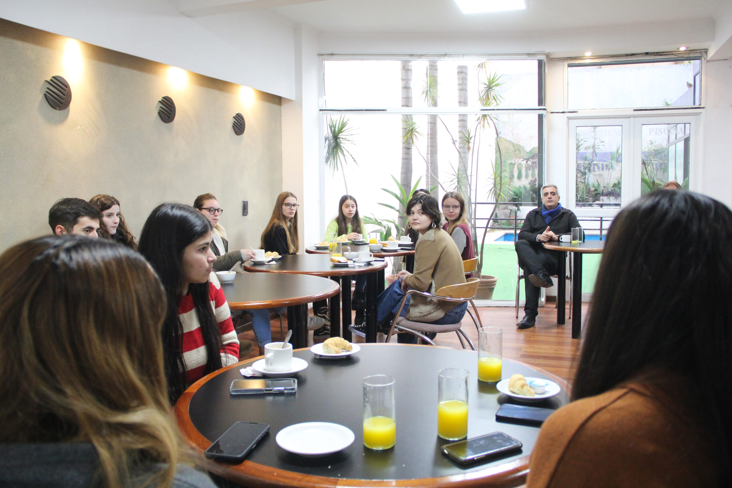 El Rector Bartolacci compartió un desayuno con los estudiantes que viven en la Residencia Universitaria.