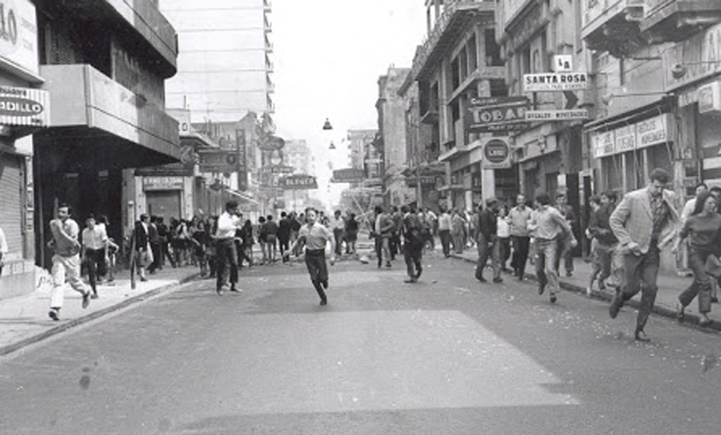 Jóvenes corriendo por las calles de Rosario en medio de las manifestaciones que se dieron durante mayo de 1969.