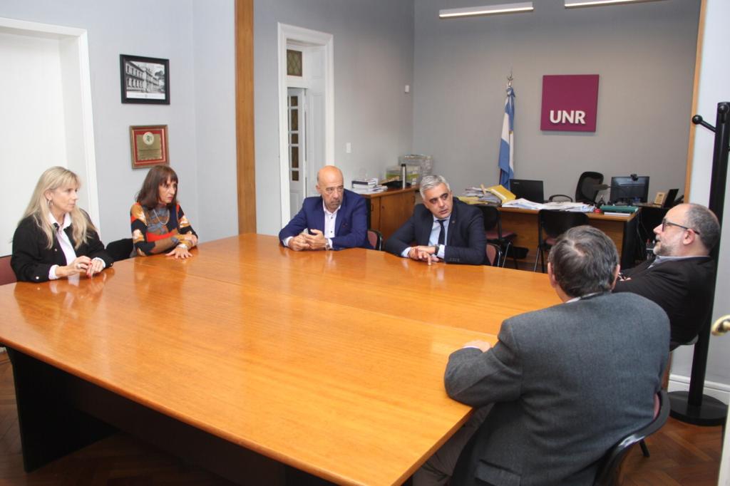 Autoridades de la UNR junto con el Ex Pte del Parlasur Oscar Laborde, dialogan en el espació de  Reuniones, Oficna del Rector de la UNR
