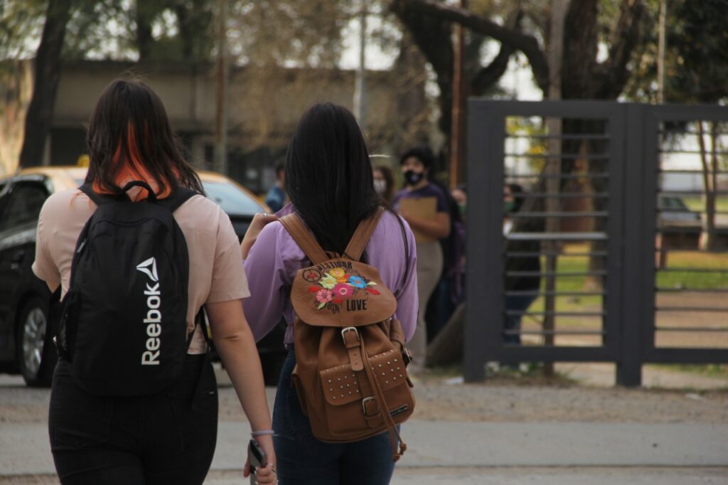 Estudiantes caminando por la Ciudad Universitaria de Rosario.