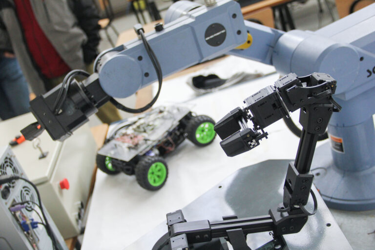 El equipo de Automatización y Control trabajan en profundizar las líneas de la robótica.