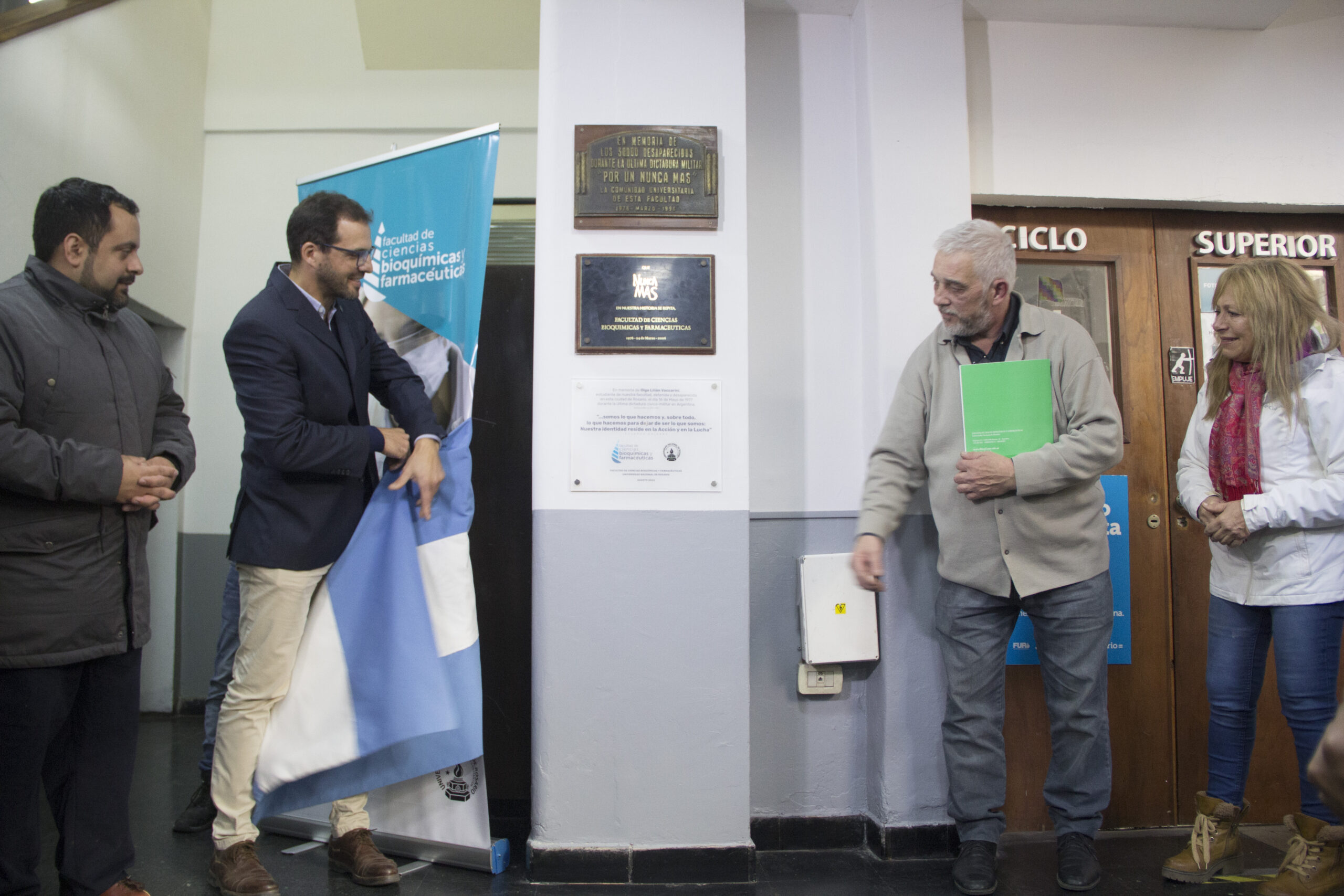La Facultad de Ciencias Bioquímicas realizó un acto de restitución de legajo y descubrió una placa en memoria de Olga Vaccarini, estudiante desaparecida durante la última dictadura cívico militar