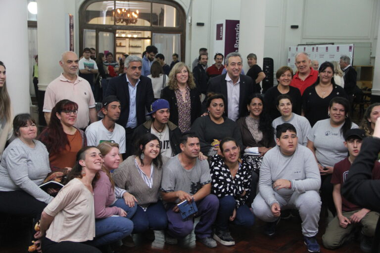 Los estudiantes del curso con el rector Bartolacci y el Intendente Javkin