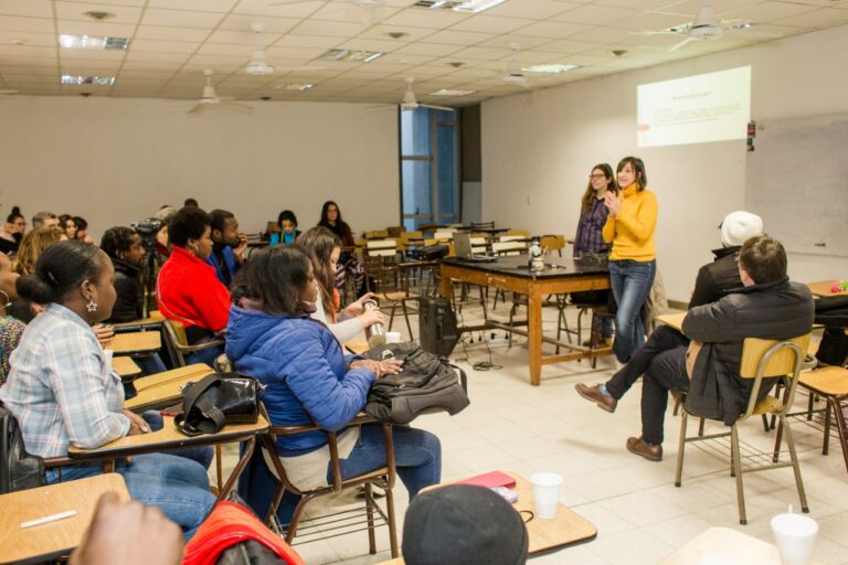 Docente al frente del aula dictando el taller de lengua kreyòl y cultura haitiana