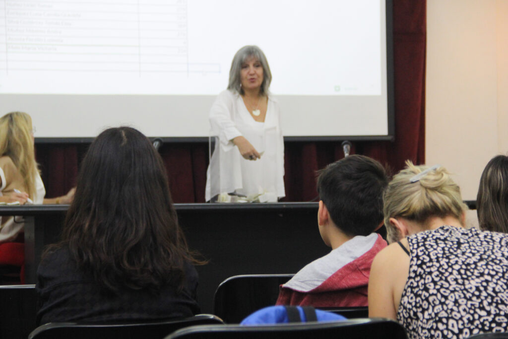 Claudia Voras, directora de la Escuela Media, explicando el funcionamiento del sorteo.