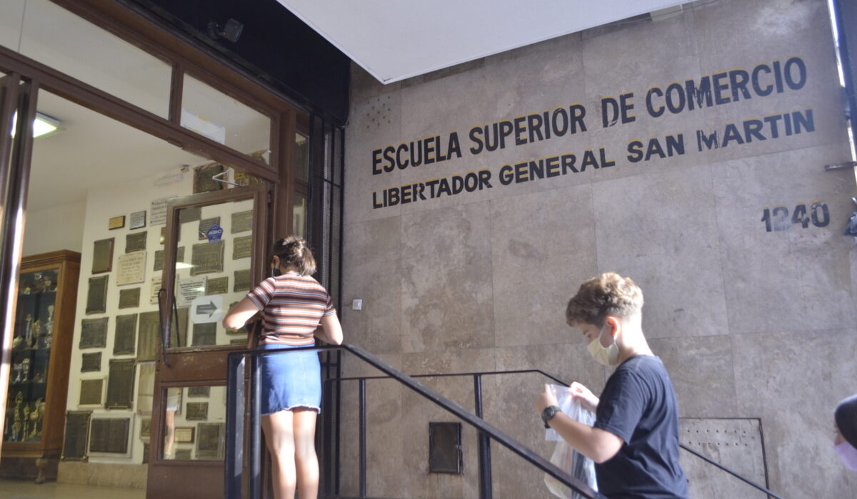 Fachada Escuela Superior de Comercio. UNR