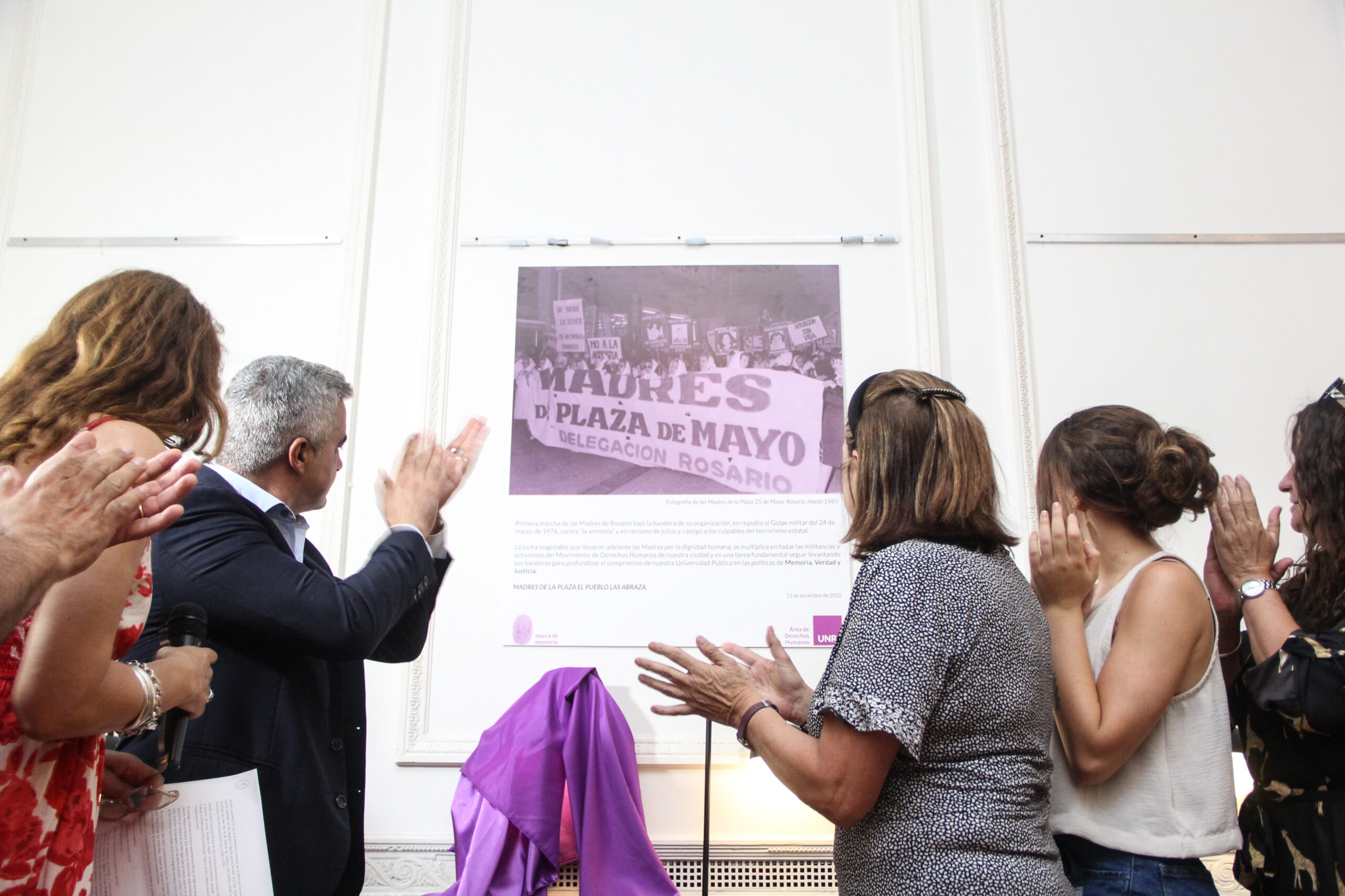 La UNR realizó un homenaje a las Madres de Plaza 25 de Mayo y al Movimiento de Derechos Humanos de Rosario.