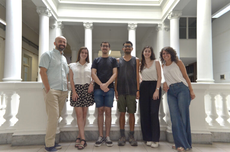 Los docentes y estudiantes posando dentro de la Facultad de Ciencias Económicas.