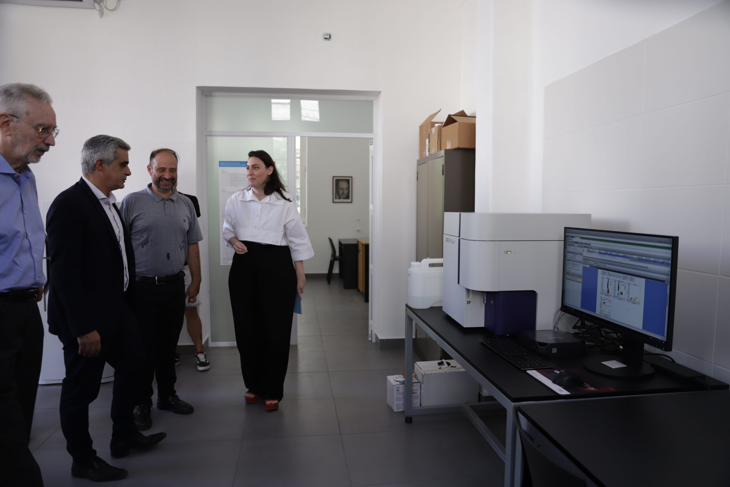 La Facultad de Ciencias Médicas inauguró un laboratorio con un Citómetro de Flujo de última generación que será utilizado para investigación, docencia y asistencia al sector público de toda la región.