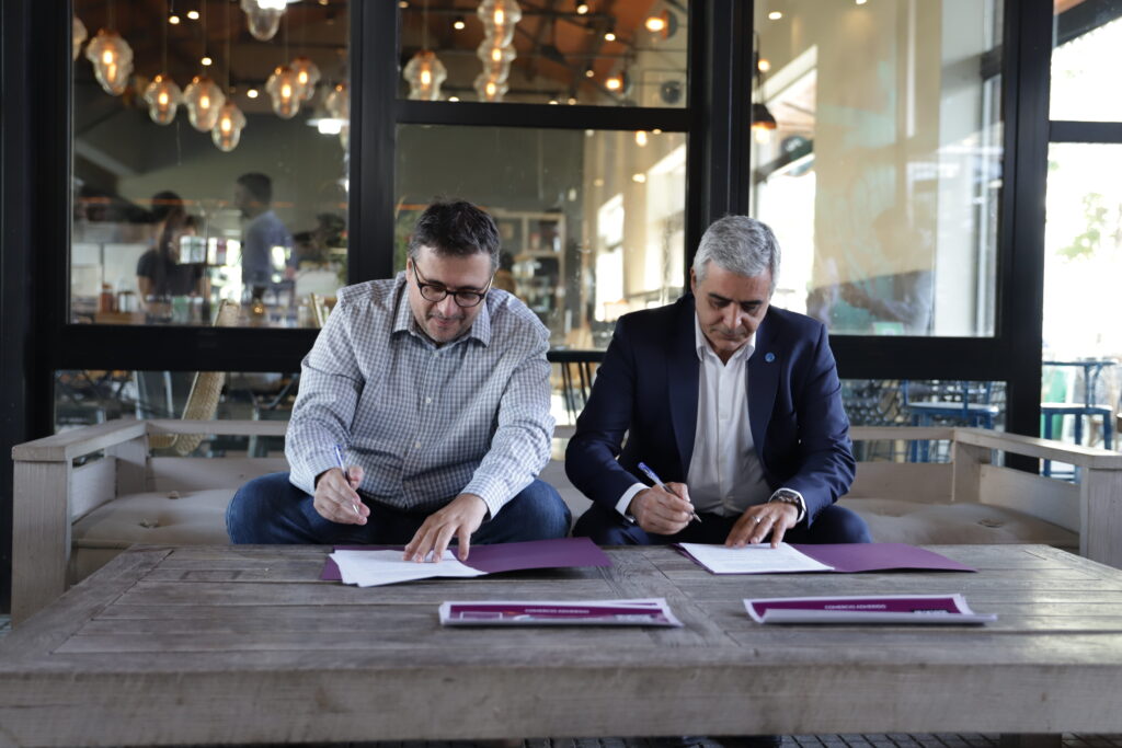 Chale y Bartolacci firmando el convenio que habilita los beneficios para el Mercado del Patio.