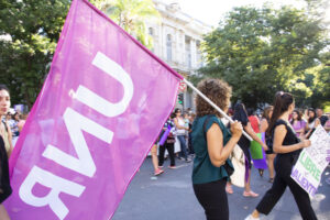 Banderín UNR en una marcha del Ni Una Menos