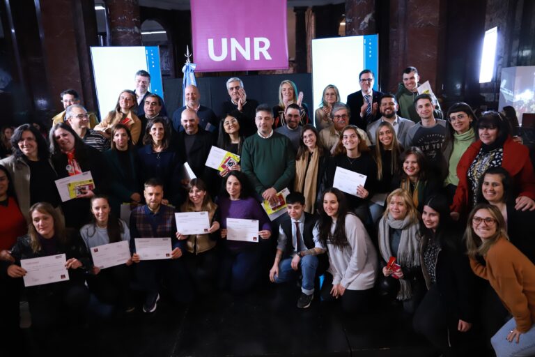 Lee más sobre el artículo Entrega de diplomas a graduados del rEGRESAR