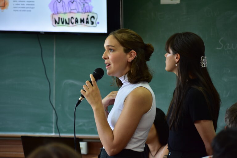 Estudiantes de la Licenciatura en Comunicación Social comentando su proyecto en actividad en el Congreso sobre Democracia 2024