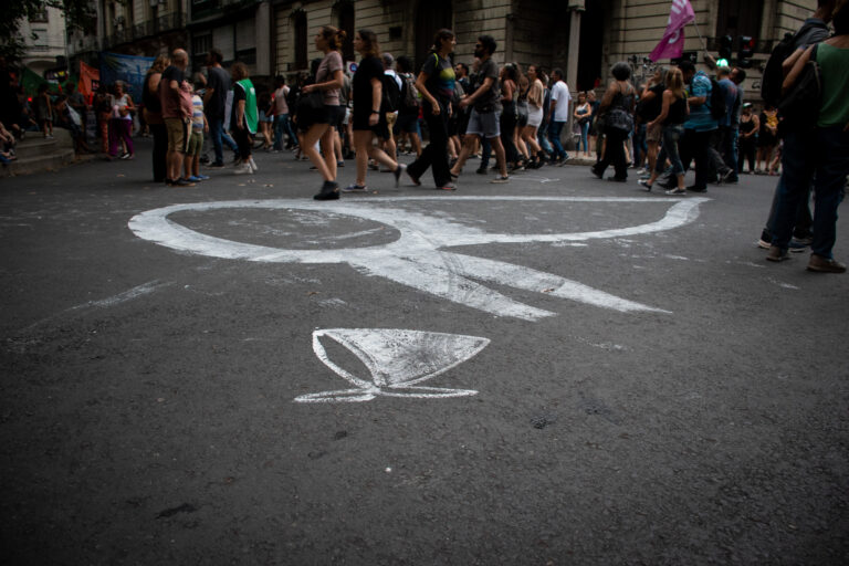Personas en la marcha del 24 de marzo 2023