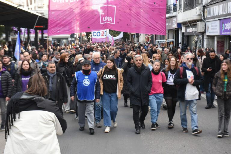 Lee más sobre el artículo Masiva marcha en Rosario en apoyo a Universidad Pública