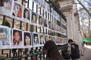 Fotos de personas detenidas desaparecidas en la puerta de los Tribunales federales de Rosario.