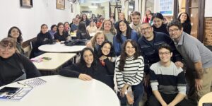 Autoridades, docentes y estudiantes en el inicio de la Certicación universitaria en LSA