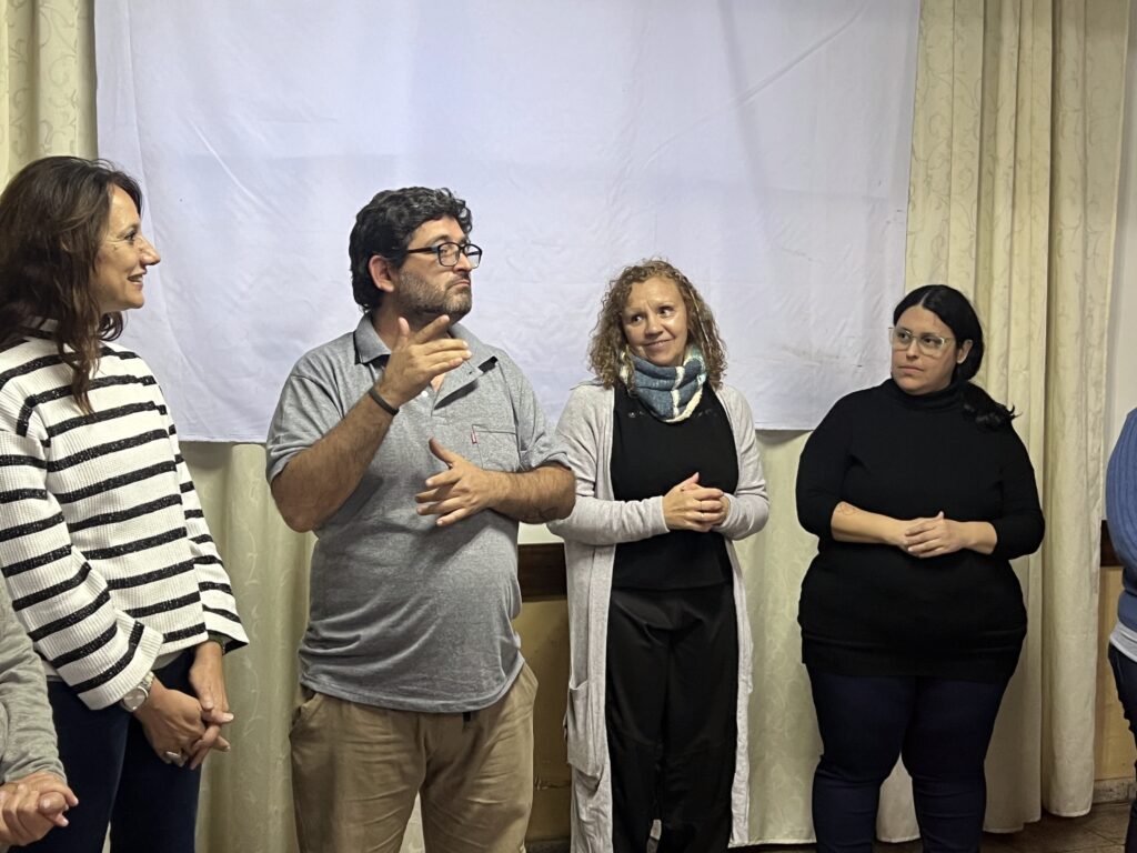 La Secretaria del Área de Derechos Humanos UNR, Lic. Paula Contino junto a los docentes de la Certificación