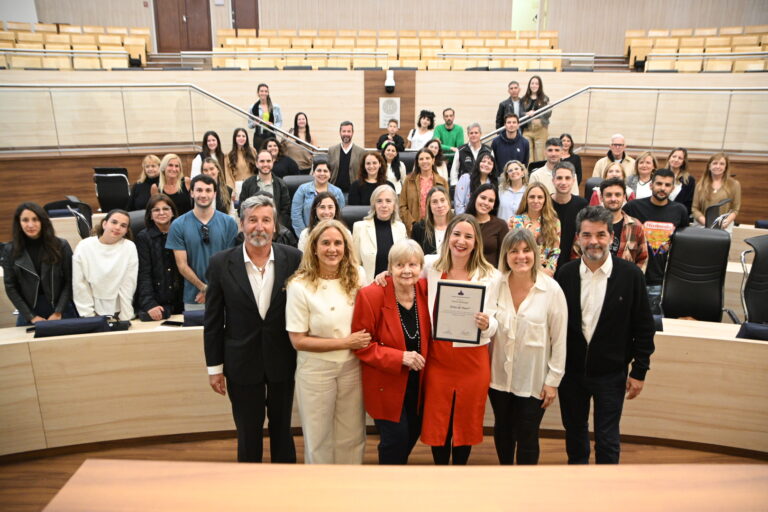 Lee más sobre el artículo Distinción a comunicadora de la UNR