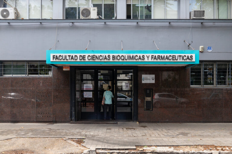 Lee más sobre el artículo Convocatoria Contratación Directa N° 303/2026 – Demolición losa biblioteca – Facultad de Ciencias Bioquímicas y Farmacéuticas