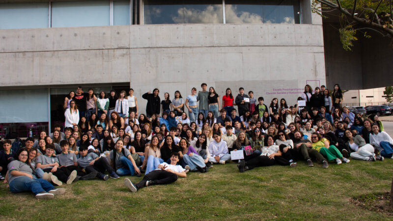 Olimpiadas ESI. Foto del cierre de la jornada en la Escuela Preuniversitaria de Ciencia Sociales.