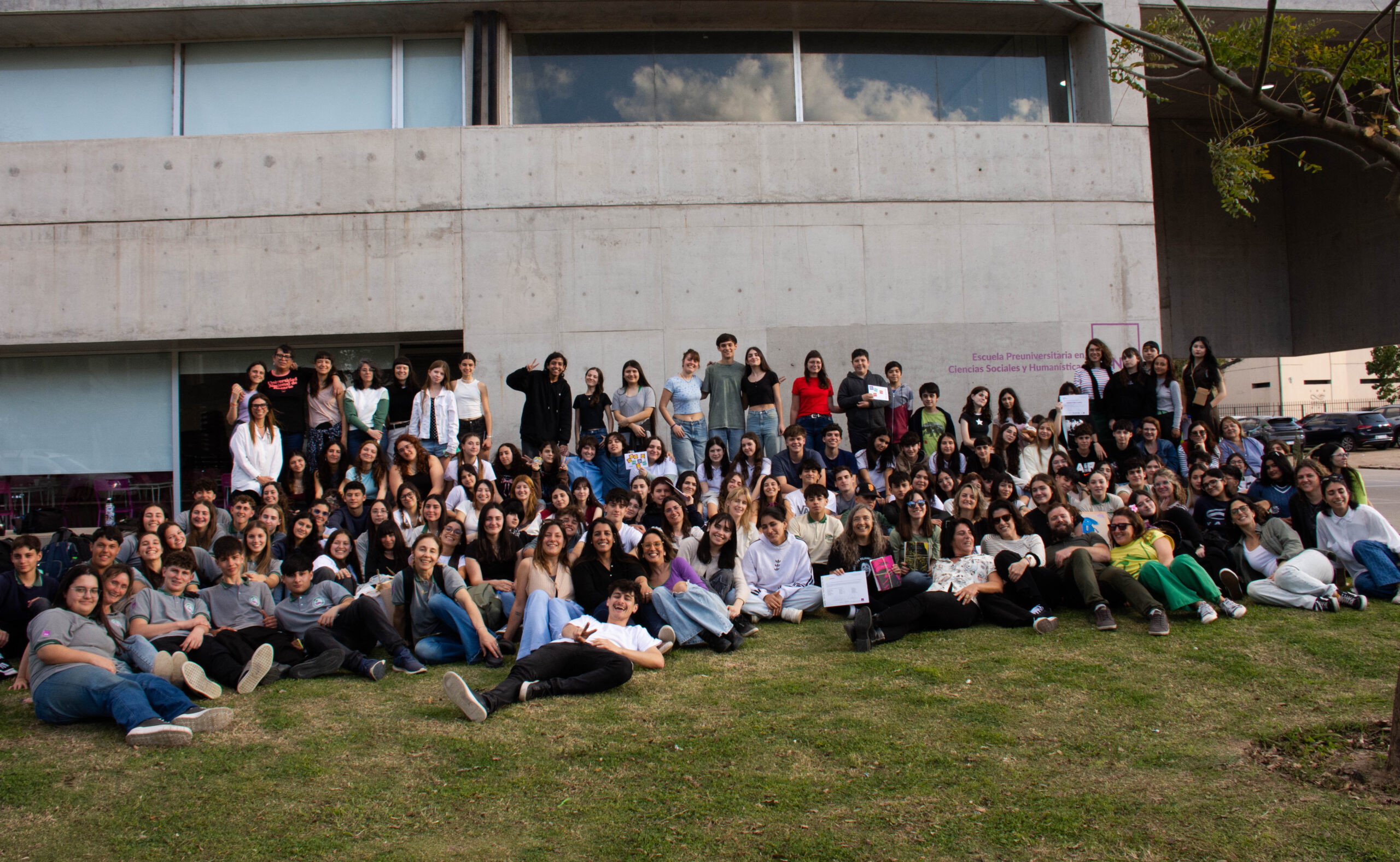 Olimpiadas ESI. Foto del cierre de la jornada en la Escuela Preuniversitaria de Ciencia Sociales.