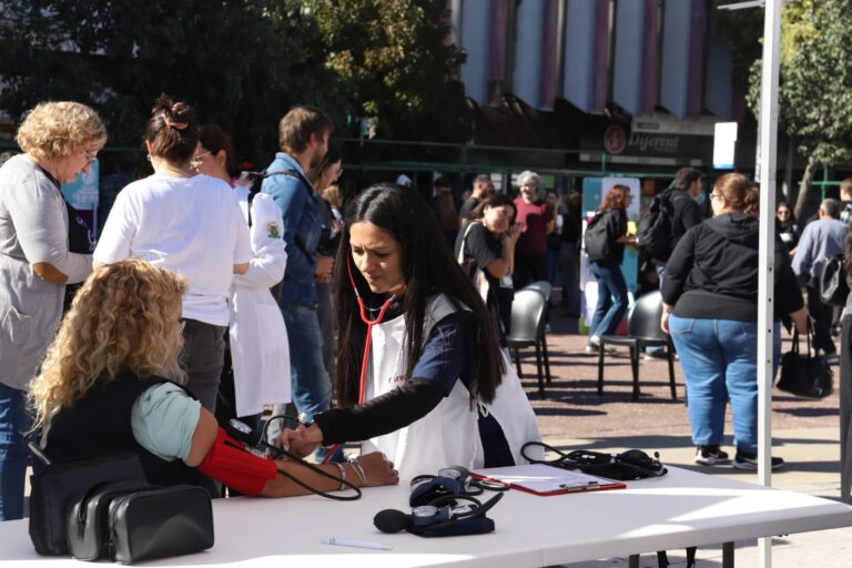 Lee más sobre el artículo UNR en acción: más de 1000 personas atendidas