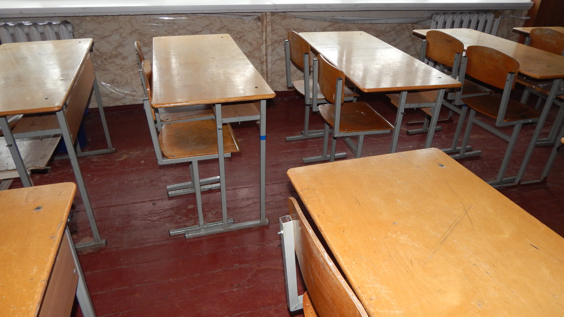 Imagen de mesas y sillas de madera en un salón de clases